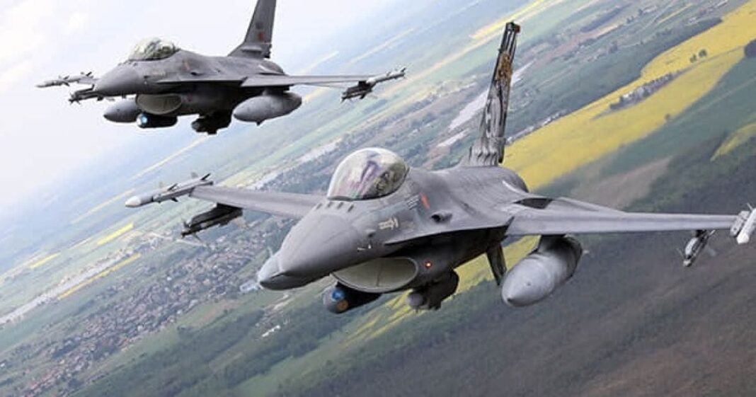 Лфтаки F-16 в повітрі