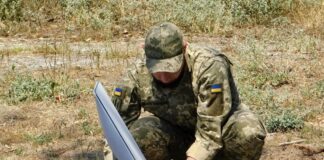 Військовий в Україні підключає термінал Starlink для зв’язку