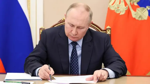 _125910877_tass_39474765.jpg Путін підписує указ про розрив угоди зі США щодо знищення плутонію для ядерних боєголовок.