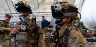 Воїн у тактичному шоломі