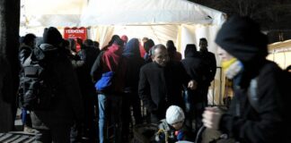 Українські чоловіки у центрі реєстрації біженців у Берліні