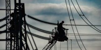 Темне українське місто під час аварійного відключення електроенергії