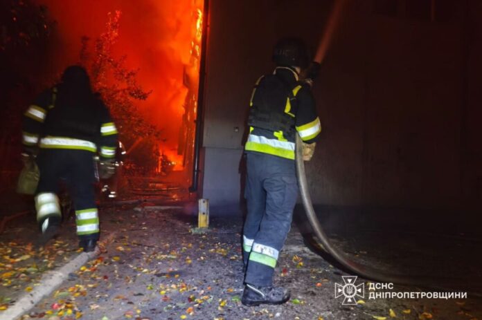 226658-1_large Пожежа після удару дронами по енергетичній інфраструктурі Дніпропетровської області.