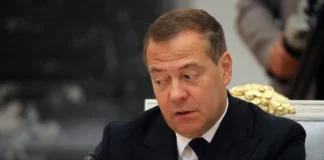 Дмитро Медвєдєв виступає перед ЗМІ