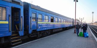 Потяг на знеструмленій ділянці залізниці