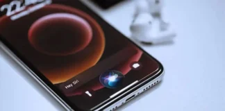 Голосовий асистент Siri на екрані iPhone під час роботи