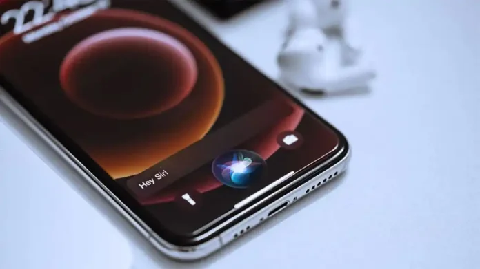 3655529985 Голосовий асистент Siri на екрані iPhone під час роботи