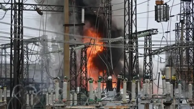 38380c80-2ecf-11ef-a044-9d4367d5b599.jpg Пошкоджена енергетична підстанція після російського удару по Україні