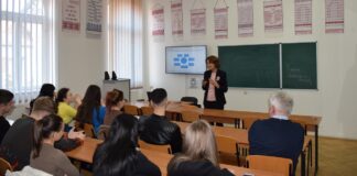 Викладач під час лекції