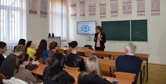 39145_1 Викладач під час лекції