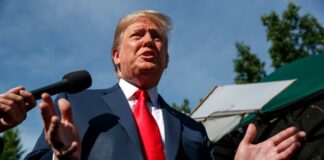 Дональд Трамп відповідає журналістам щодо реакції Путіна на передачу Україні ракет Tomahawk.