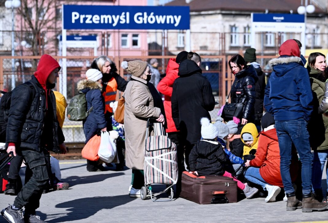 3a062735-a649-46b7-8b00-4c16803430b2 Ukrainian refugees at a railway station in Poland