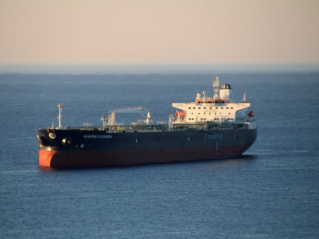 Танкер у морі, який перевозить нафту Urals