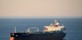 Танкер у морі, який перевозить нафту Urals