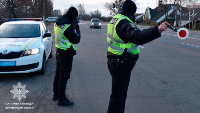 58ed607c777bd39c324d578421243b4943377a20 Поліцейські фіксують порушення