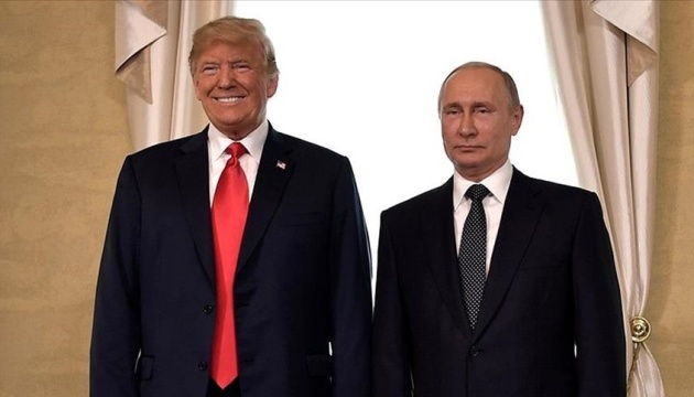 630_360_1754653550-586 Дональд Трамп і Володимир Путін під час минулої зустрічі на міжнародному форумі.