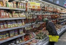 Як змінилась купівельна спроможність українців у 2025 році Людина купує продукти в супермаркеті