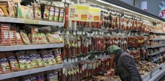 Людина купує продукти в супермаркеті