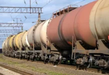 Литва припиняє транзит російської нафти до Калінінграда Нафтова цистерна на залізничній станції у Литві.