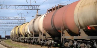 Нафтова цистерна на залізничній станції у Литві.