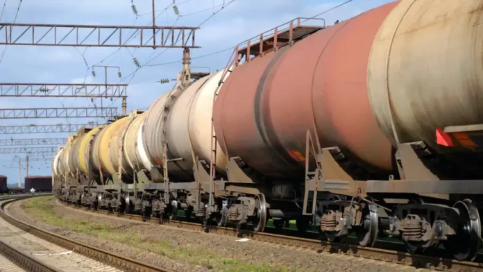 6816e693ac002_913.jpeg Нафтова цистерна на залізничній станції у Литві.