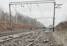 Україні загрожує транспортний колапс — залізниця на межі зупинки Зношені рейки української залізниці на тлі поїзда