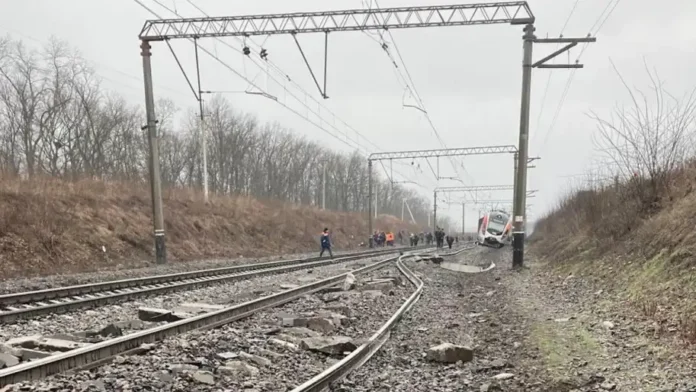 690204b5b0a9e-railroad-291025_913.jpeg Зношені рейки української залізниці на тлі поїзда
