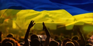 Люди з українськими прапорами