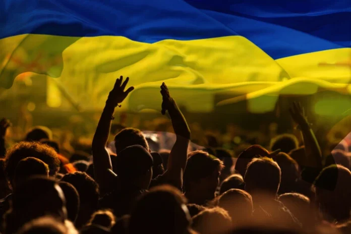 75_main-v1730110178 Люди з українськими прапорами