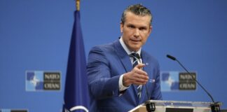 Глава Пентагону Піт Гегсет виступає на зустрічі міністрів оборони НАТО в Брюсселі