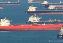 Санкційна нафта: як Захід тисне на росію та чому це впливає на світові ціни Танкер з нафтою у відкритому морі