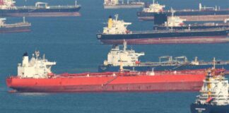 Танкер з нафтою у відкритому морі