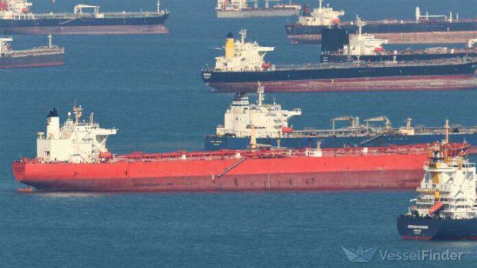 Танкер з нафтою у відкритому морі