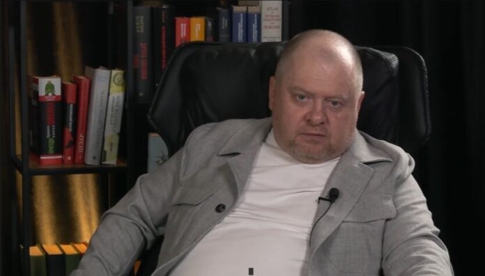 840487 Олег Попенко під час інтерв’ю, де говорить про масштабні відключення електроенергії в Україні восени 2025 року.