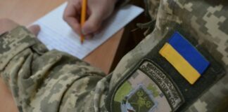 Працівник ТЦК перевіряє базу даних