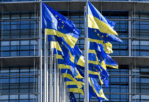 Європа і Україна готують план миру Український прапор на тлі будівлі Єврокомісії в Брюсселі.