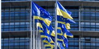 Український прапор на тлі будівлі Єврокомісії в Брюсселі.