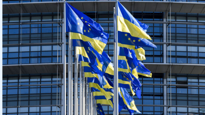 AP22067576486293 Український прапор на тлі будівлі Єврокомісії в Брюсселі.