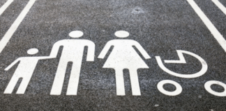 Паркомісце для сімей із маленькими дітьми на парковці