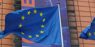 Прапор ЄС на фоні будівлі Європейської ради.