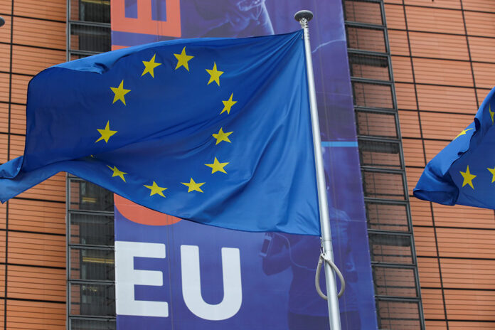 European-Union-Flag Прапор ЄС на фоні будівлі Європейської ради.