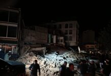 У Туреччині стався потужний землетрус магнітудою 6,1 Обстеження пошкоджених будівель у західній Туреччині після землетрусу магнітудою 6,1.