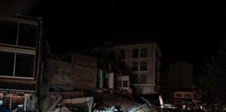 Обстеження пошкоджених будівель у західній Туреччині після землетрусу магнітудою 6,1.