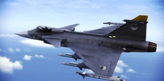 Винищувач Saab JAS 39 Gripen у польоті