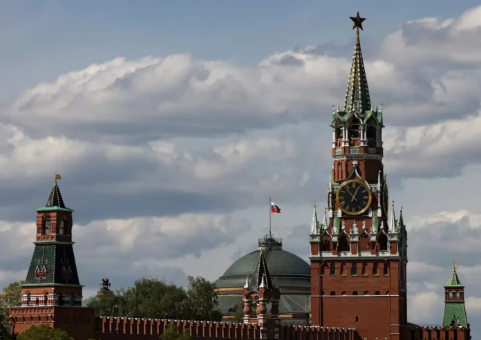 Rosiyskiy prapor mayorit na kupoli budivli parlamentu Kremlya Кремль вимагає поступок