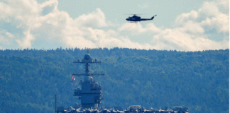 Американський авіаносець USS Gerald R. Ford у морі під час розгортання біля Південної Америки.