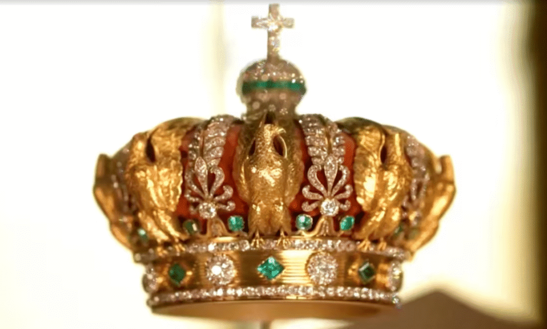 Корона, яку носила французька імператриця Євгенія, стала ціллю злодіїв під час пограбування музею Лувр у Парижі 19 жовтня 2025 року.