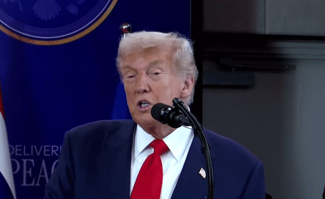 Donald Trump speaks at a press conference where he says he «loves to stop wars».