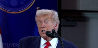 Дональд Трамп виступає на пресконференції, де заявляє, що він «любить зупиняти війни».