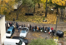 Львів без води: місто стоїть у чергах вже четвертий день Львів’яни набирають воду у каністри під час аварії на водогоні.